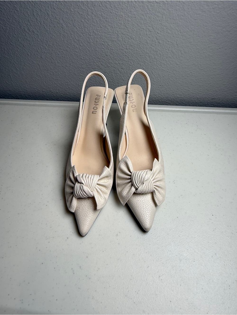 Ivory Slingback Heels Size 7.5 Pointed-Toe Bow Faux Leather Shoes - Picture 4 of 8